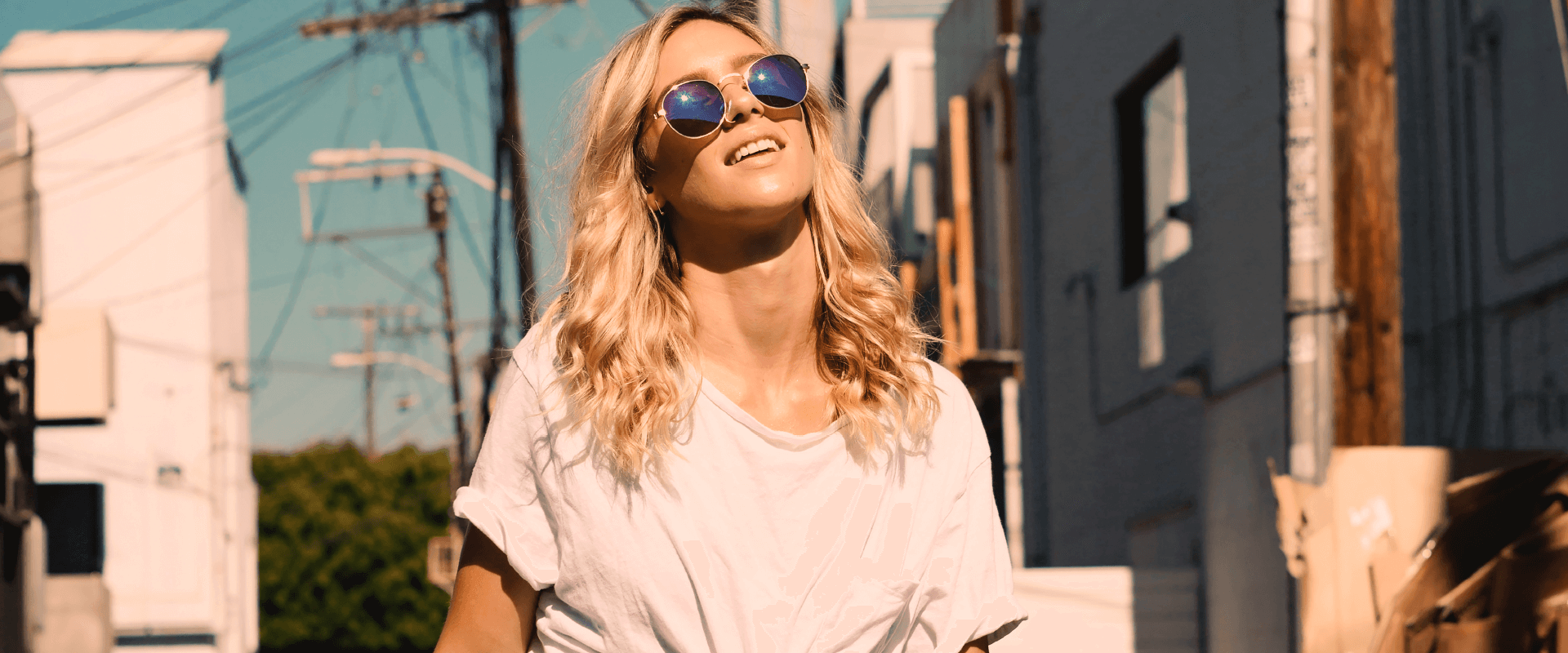 Women with wavy hair in the sunshine